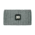 Fascia in maglia grigia con trama a coste verticali e toppa centrale con numero 33. - Grigio