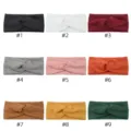 Vista dettagliata di fasce per capelli a coste intrecciate in vari colori, con trama in morbida maglia. - Multicolore