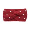 Fascia per capelli intrecciata in maglia rossa con perle, accessorio invernale elegante. - Bordeaux