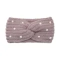 Fascia per capelli in maglia con perle in rosa antico, accessorio invernale caldo. - colore fagiolo rosso