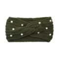 Fascia per capelli in maglia verde scuro con perle, accessorio invernale elegante. - Verde Sottaceto Scuro