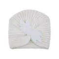 Gorro turbante de punto blanco para mujer otoño invierno gorro cálido con hoja de abalorio. - Crema