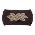 Fascia in maglia marrone scuro con fiori di perline scintillanti, scaldaorecchie. - Marrone scuro