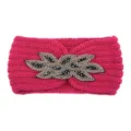Fascia in maglia rosso rosa con una bellissima decorazione floreale di perline al centro. - Rosso rosa