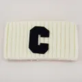 Fascia in maglia larga con patch lettera C nera, design a coste verticali per uso quotidiano. - Crema