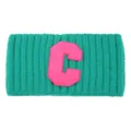 Fascia per capelli in maglia verde con patch lettera C rosa, fascia larga a coste invernali. - Ciano Har