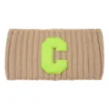 Fascia per capelli in maglia color kaki con lettera C verde neon, accessorio invernale chic. - Cammello