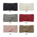 Dettaglio fascia incrociata in peluche, consistenza maglia soffice, accessorio capelli sport #1-#6. - Multicolore