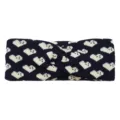Nahaufnahme des dunkelblauen Strick-Haarbands mit weißen Jacquard-Herzmustern und Zopfknoten. - Schwarz