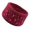 Detailansicht des bordeauxroten Strick-Haarbandes mit Perlen, warmes Winter-Haaraccessoire. - Burgunderrot
