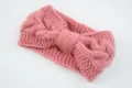 Gedetailleerde close-up van de roze kabeltje gebreide strik hoofdband met zachte woltextuur. - NO.7 Roze