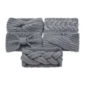 Set grauer Strickhaarbänder mit verschiedenen Zopf- und Schleifendesigns für Damenmode. - Grau