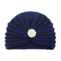 Berretto turbante in maglia blu scuro da donna, elegante cappello invernale con spilla di perle. - Taglia unica / Blu navy
