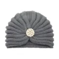 Berretto turbante in maglia grigia da donna, cappello invernale a costine con elegante spilla. - Taglia unica / grigio medio