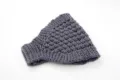 Diadema de punto gris oscuro orejeras de invierno acogedor accesorio para el pelo. - Gris oscuro