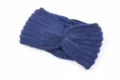 Dunkelblaue Strick Stirnband für Damen, weiches warmes Winter Haarband mit elegantem Zopfmuster. - Marineblau