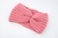 Gemütliches rosa Strickstirnband mit stylischem Twist-Design, perfektes Winter-Haaraccessoire. - Altrosa