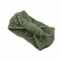 Groene gebreide haarband met strik, warme winter haaraccessoire, gedraaide haarhoepel. - Augurkengroen