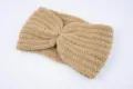 Beige Strick Twist Stirnband, gemütliches Winter Haar Accessoire und warmer Ohrenschützer. - Camel