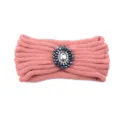 Detail van de gebreide haarband met delicaat donker strass ornament en roze geribbelde textuur. - Gerolde Gebreide Stijl / Roze