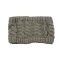 Vue detaillee de la texture du bandeau en laine tricot tresse, accessoire doux et chaud. - Kaki