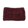 Vue rapprochée de la texture du bandeau tricoté d'hiver avec un design bordeaux chaud. - Fuchsia