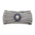 Fascia in maglia grigia decorata con una splendida spilla centrale in strass e pietre. - Stile Maglia Arrotolata / grigio medio