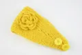Gelbes Strickstirnband mit Häkelblume und Knopfverschluss, kuscheliges Winter-Haaraccessoire. - NO.6 Gelb