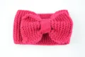 Diadema de punto grueso de color rosa fucsia, elegante accesorio de moda y calentador de orejas. - Rosa rojo