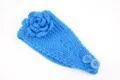 Blaues Strick Stirnband mit Häkelblume und Knöpfen, warmes Winter Ohrenwärmer Haarband. - NO.11 Seeblau