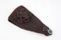 Gemütliches braunes Strickstirnband mit Häkelblume und praktischem Knopfverschluss. - NO.14 Kaffeebraun