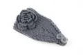Dunkelgraues Strick-Blumen-Stirnband aus kuscheliger Wolle mit praktischen Seitenknöpfen. - NO.15 Dunkelgrau