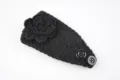 Schwarzes gestricktes Stirnband mit Blume und Knöpfen, warmes Winter Haaraccessoire. - NO.16 Schwarz