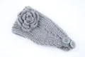 Graues Strick Woll Stirnband mit Kamelienblüte und Knöpfen, warmes Winter Haarband SKU. - NO.19 Mittelgrau