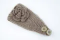 Braunes Strick Stirnband mit Häkelblume und Knöpfen, warmes Winter Haaraccessoire. - NO.20 Khaki
