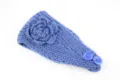 Blaue Strick-Stirnband Variante mit handgearbeitetem Häkelblumen-Design und praktischen Knöpfen. - NO.22 Denimblau