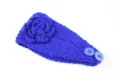 Blaue Strick Stirnband Ohrenwärmer mit Häkelblume und Knöpfen Damen Winter Alltagsmode - NO.24 Königsblau