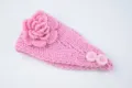 Rosa gestricktes Wollstirnband mit Häkelblume und Knöpfen für warme Ohren und Haarmode. - NO.29 Hellrosa