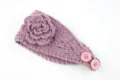 Gemütliches Strickstirnband mit Häkelblume und hübschen Knöpfen für warme Ohren im kalten Winter. - NO.32 Bohnenpaste