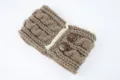 Braunes Strick Stirnband mit Spitzenborte und Holzknöpfen, warmes Winter Haaraccessoire. - Khaki