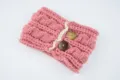 Rosa Strick Stirnband mit Spitzenborte und Holzknöpfen, stilvolles Winter Ohrenwärmer. - Altrosa