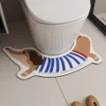 Vista detallada de una alfombra de baño en forma de salchicha, absorbente y antideslizante. - Dachshund Rizado