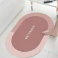 Vista detallada de la alfombra de baño con superficie de tierra de diatomeas absorbente. - 40x60cm / Rosa
