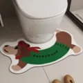 Bonita alfombra de baño en forma de teckel, alfombrilla absorbente antideslizante. - Dachshund con Suéter