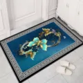 Vista detallada de la alfombrilla de baño de tierra de diatomeas azul sobre el suelo de azulejos. - Collar de Mariposa con Degradado de Colores