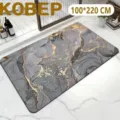 Vista detallada de la alfombrilla antideslizante absorbente con diseño de mármol para baño. - Alfombrilla Mármol Lujo Ligero 8