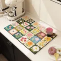 Vista dettagliata del tappetino scolapiatti da cucina in stile europeo con motivi floreali. - 30x40cm / Petali di orchidea