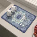 Vista dettagliata del tappetino scolapiatti con motivo mandala blu e tazze eleganti. - 30x40cm / Piume eteree