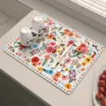 Primo piano dettagliato del tappetino scola piatti da cucina floreale retrò, assorbente. - Fiori in piena fioritura