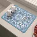 Primo piano del tappetino scolapiatti mandala retrò con tazze e posate sul bancone cucina - Giada ciano e ombra scura